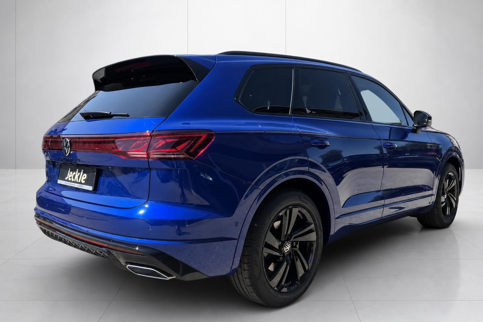 VW Touareg in Blau, Heckansicht mit LED-Ruecklichtern