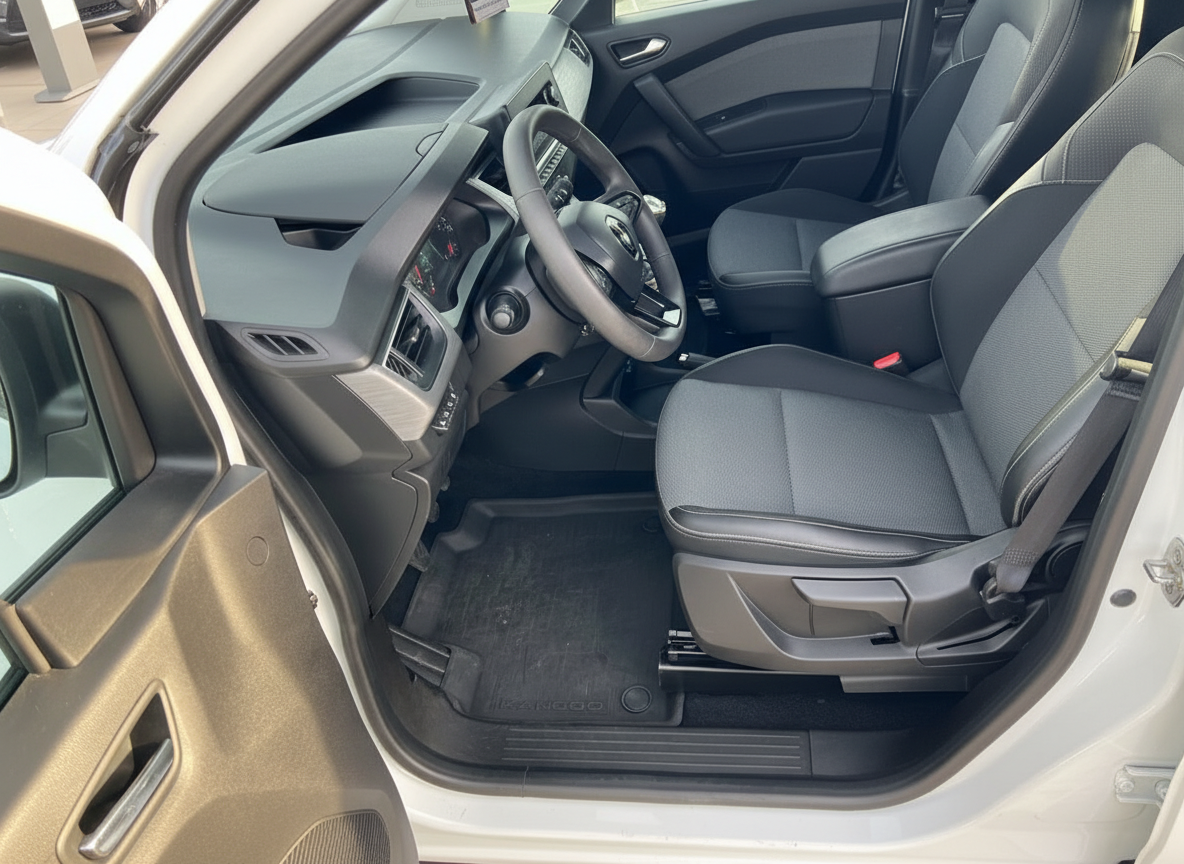 Renault Kangoo Innenraum Fahrerseite mit schwarzen Stoffsitzen und modernem Cockpit