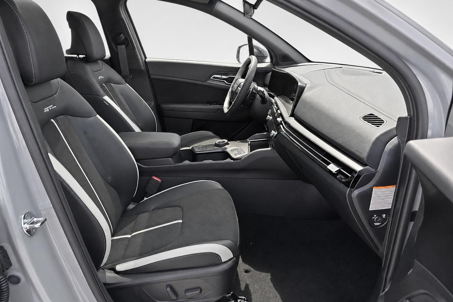 Kia Innenraum Beifahrerseite mit GT-Line Sitzen und Cockpit