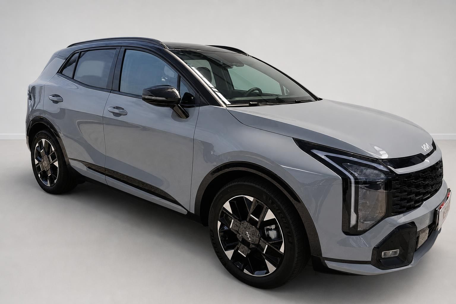 Kia Sportage in Grau, Vorderansicht schräg im Studio