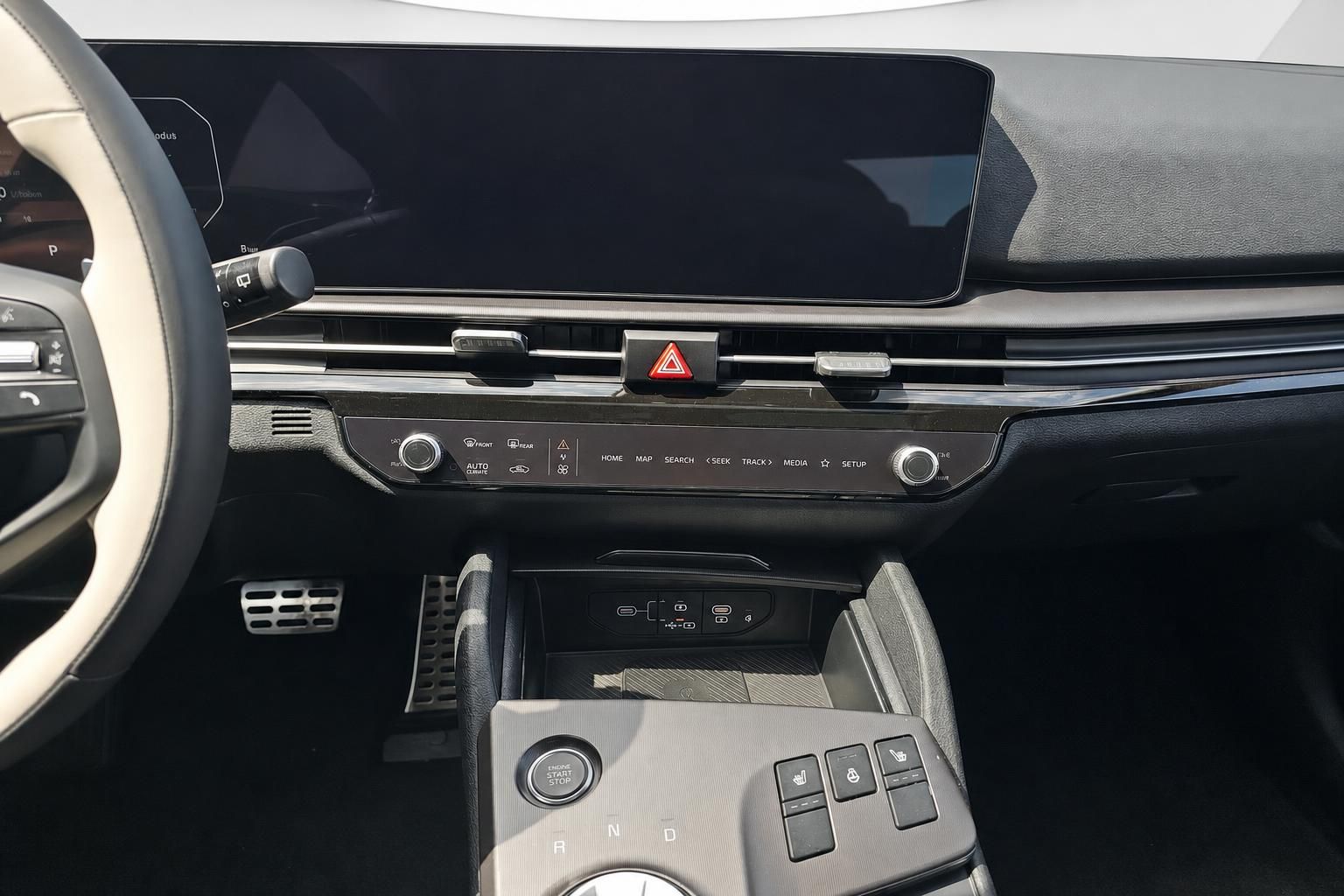 Kia Mittelkonsole mit Touchscreen und Bedienelementen im Detail