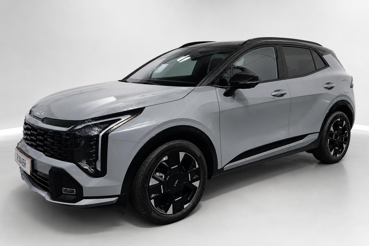 Kia Sportage in Grau, Frontansicht seitlich im Studio