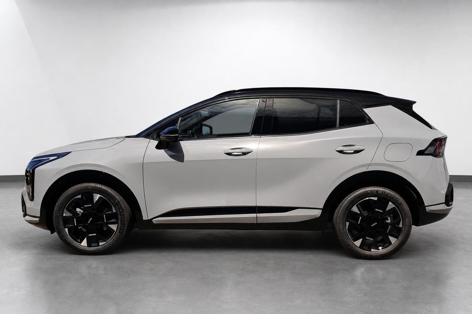 Kia Sportage in Weiß, Seitenansicht im Studio