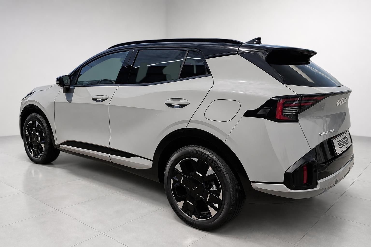 Kia Sportage in Weiß, Heckansicht schräg im Studio