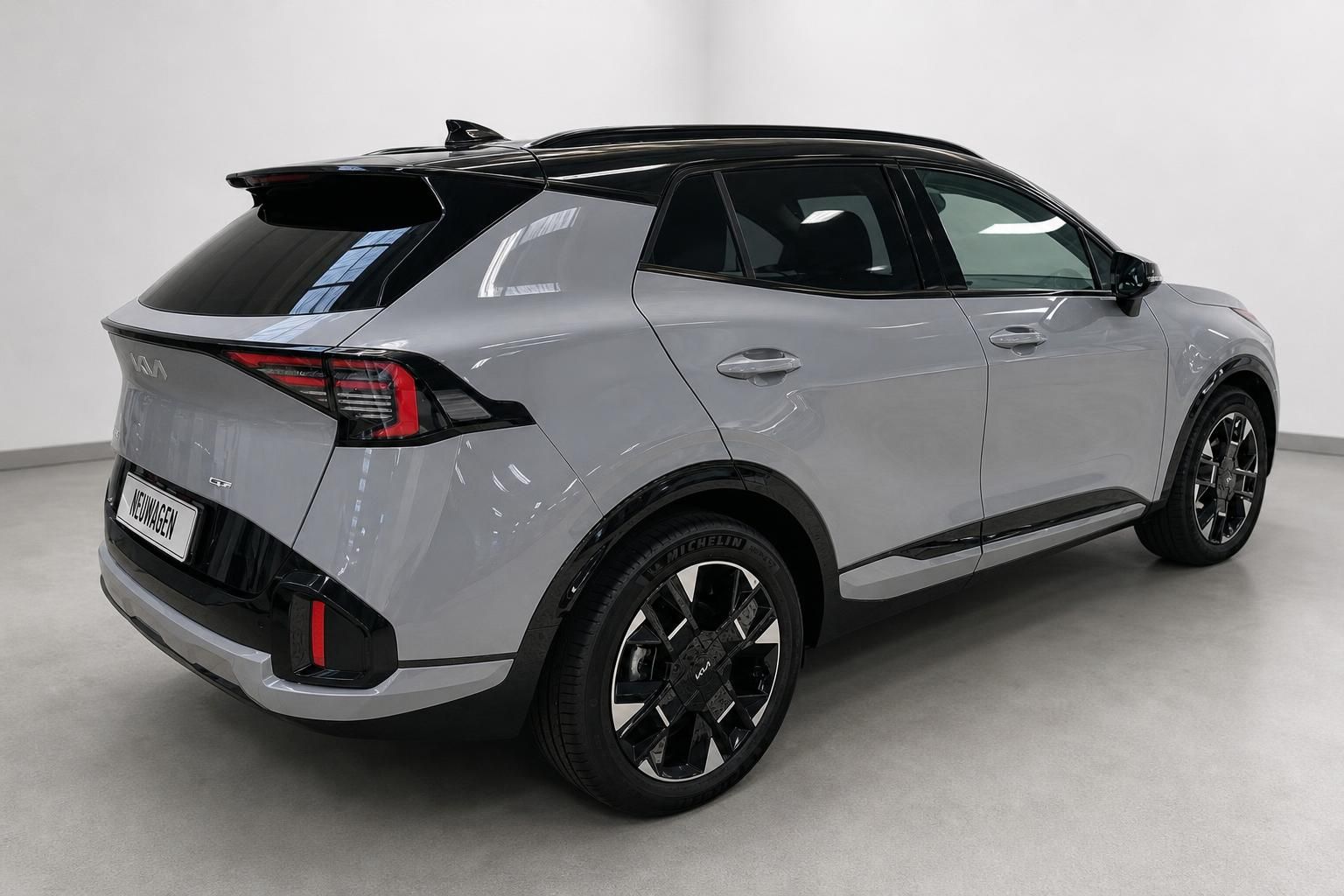 Kia Sportage GT-Line silber, Heckansicht schraeg im Studio
