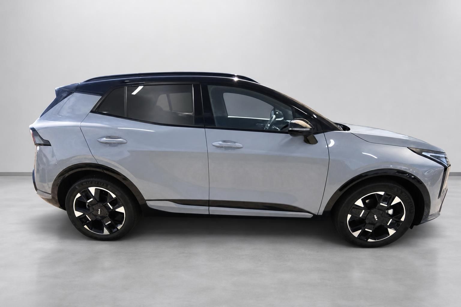 Kia Sportage in Silber, Seitenansicht im Fotostudio