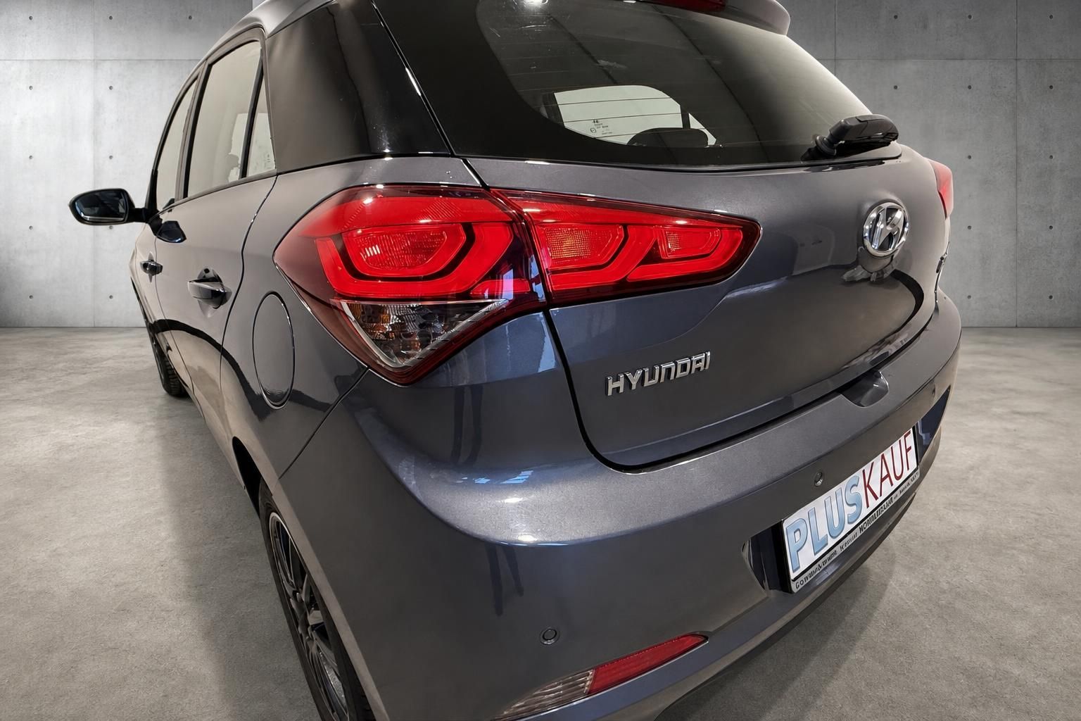Hyundai Heckansicht mit Ruecklicht, Logo und Kennzeichenhalter Pluskauf