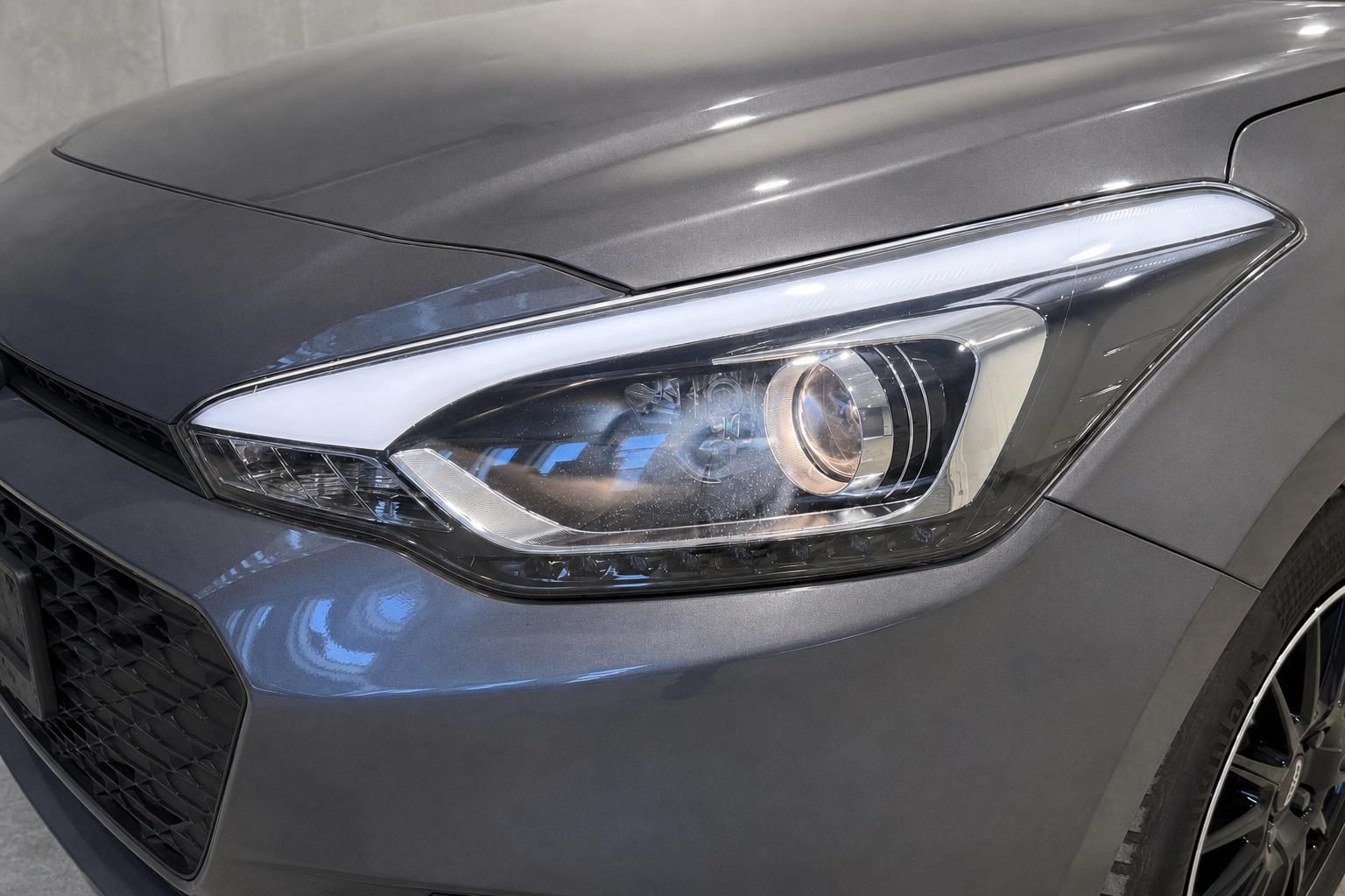 Nahaufnahme des Frontscheinwerfers am grauen Hyundai