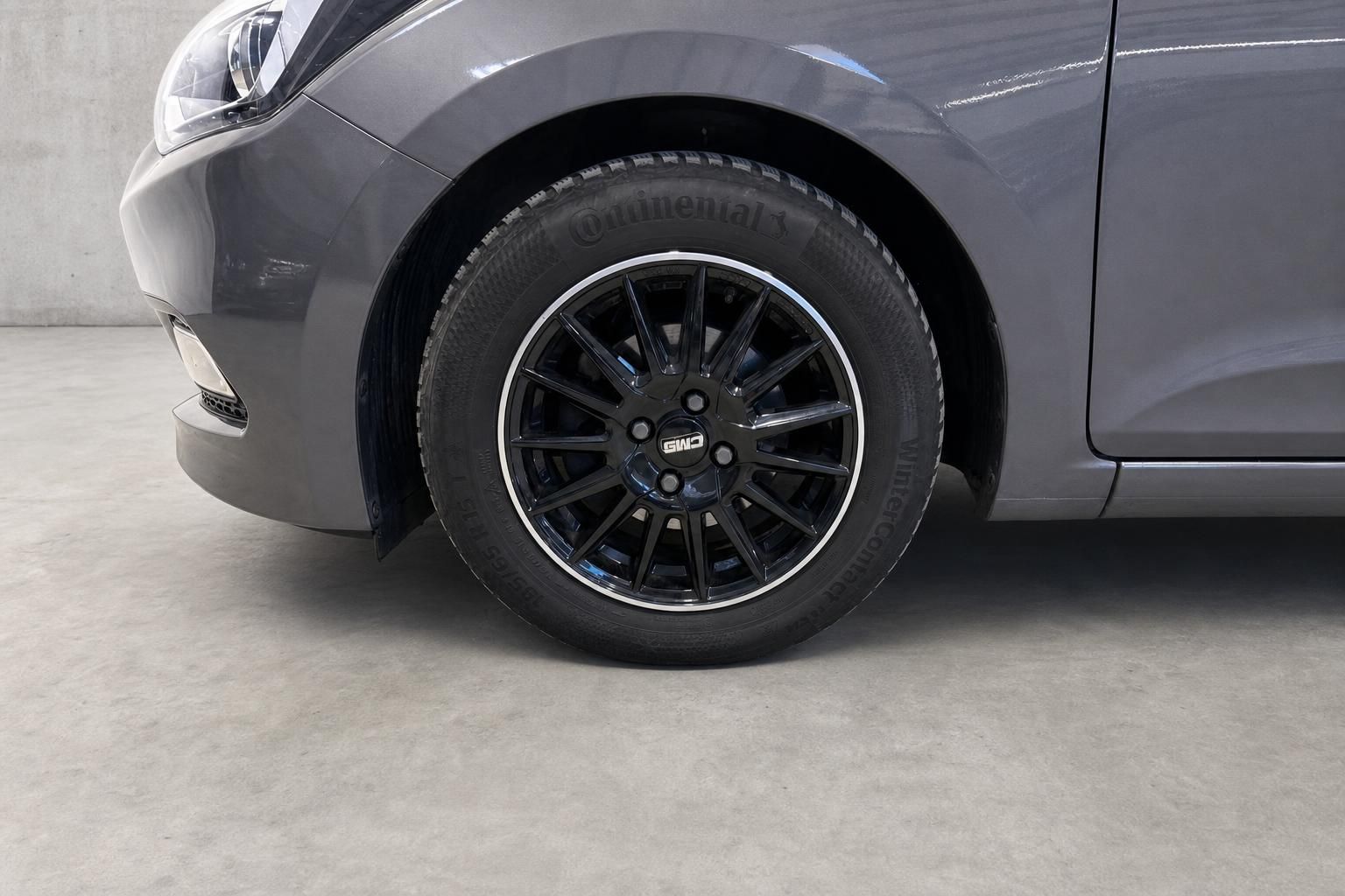 Vorderrad des Hyundai mit schwarzer Alufelge und Continental Reifen