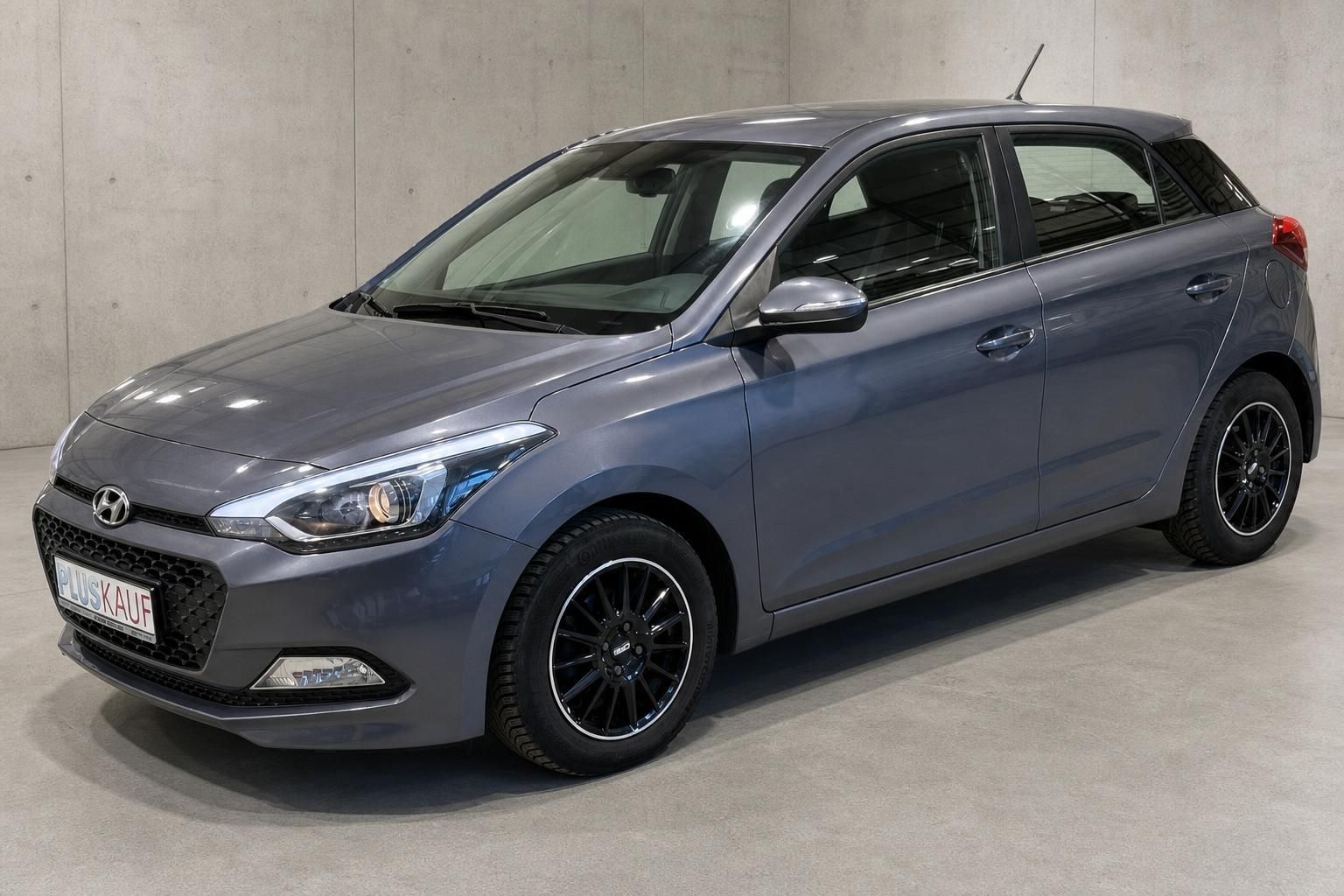 Hyundai i20 grau Frontansicht seitlich Gebrauchtwagen