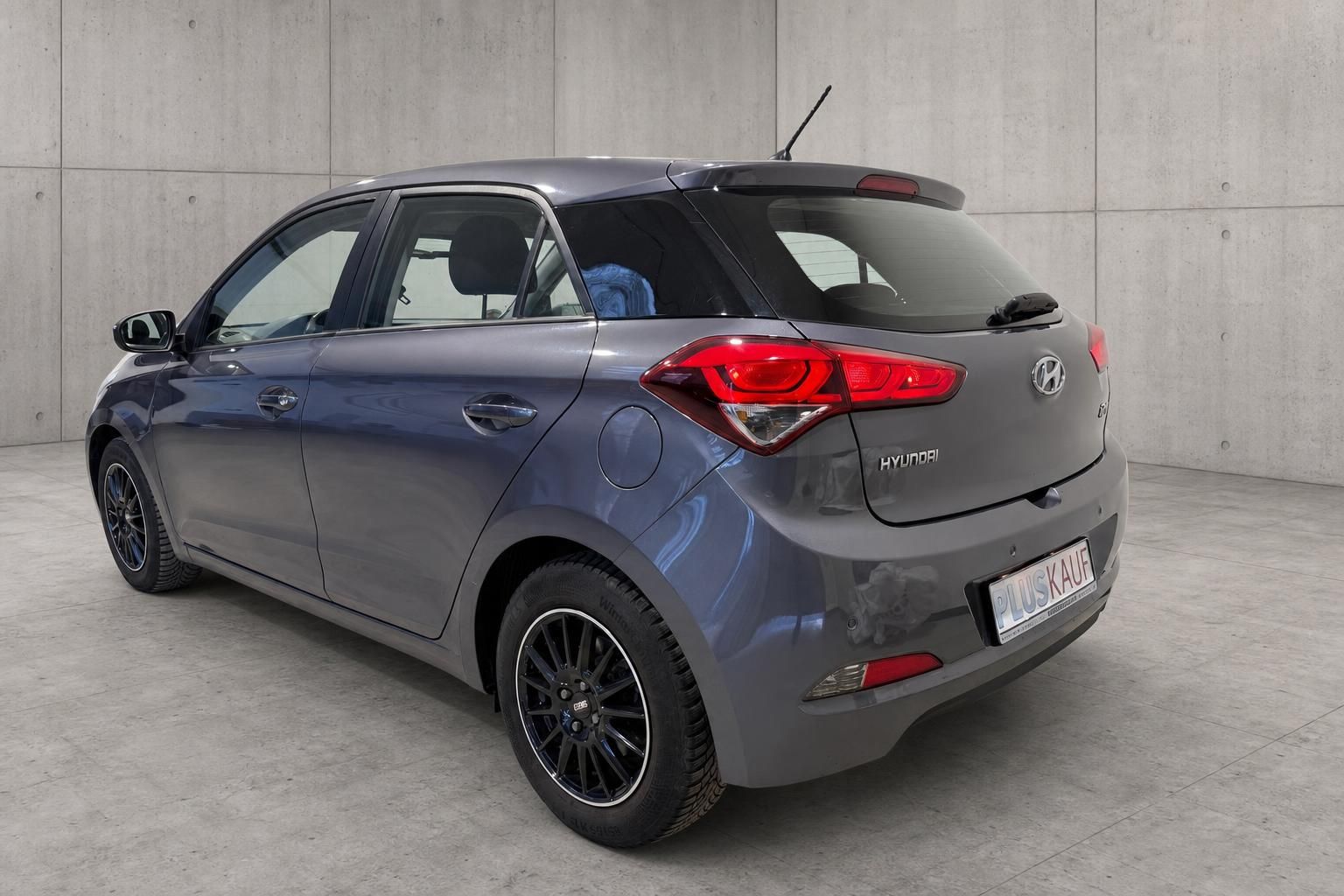 Hyundai i20 grau Heckansicht mit Leichtmetallfelgen