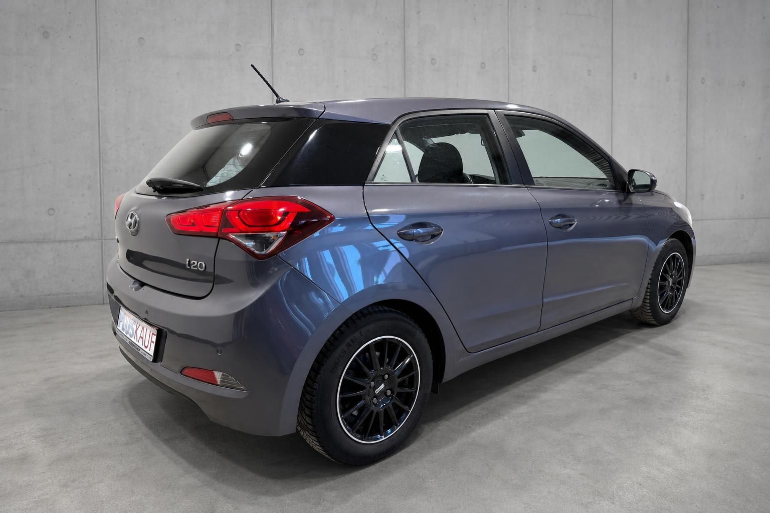 Hyundai i20 grau Heckansicht seitlich Gebrauchtwagen