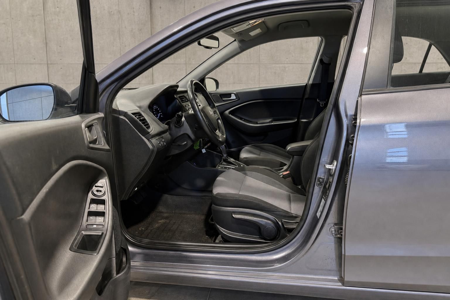 Hyundai i20 Innenraum Fahrersitz und Cockpit Ansicht