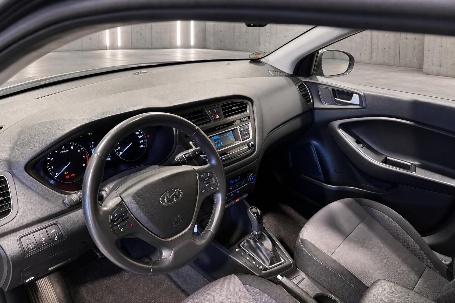 Hyundai i20 Innenraum mit Cockpit, Lenkrad und Armaturenbrett