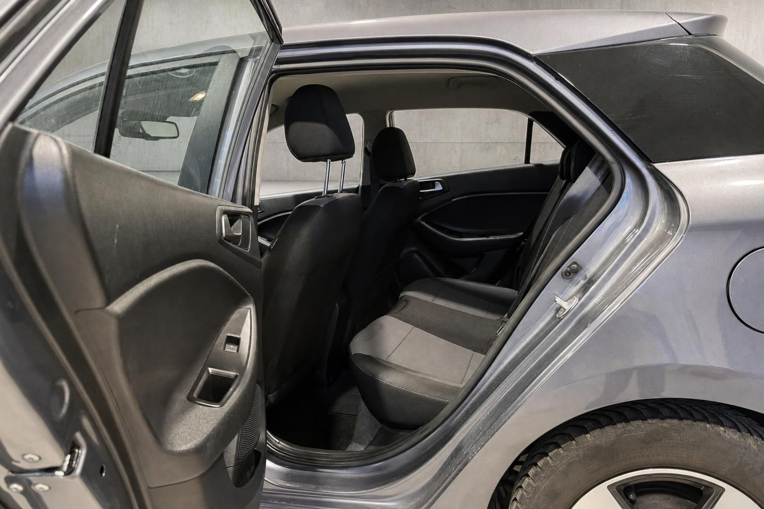 Hyundai i20 Rücksitze mit Blick durch geöffnete Tür