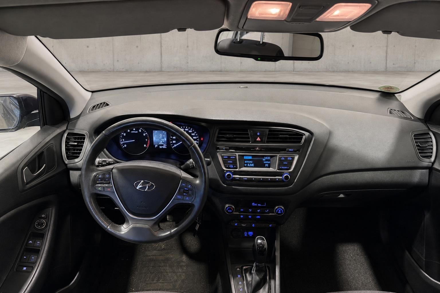 Hyundai i20 Cockpitansicht mit Lenkrad und Multimediadisplay