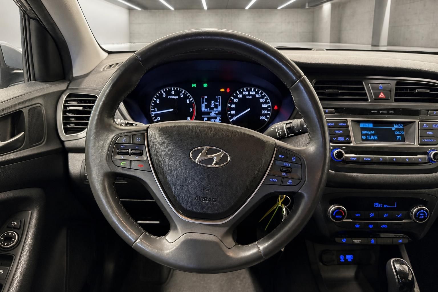 Hyundai i20 Lenkrad mit Bedienelementen und Tachoanzeige