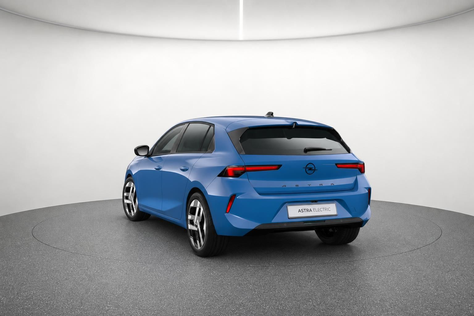 Opel Astra Electric blau Heckansicht schräg – Elektro-Kompaktwagen mit LED-Rückleuchten