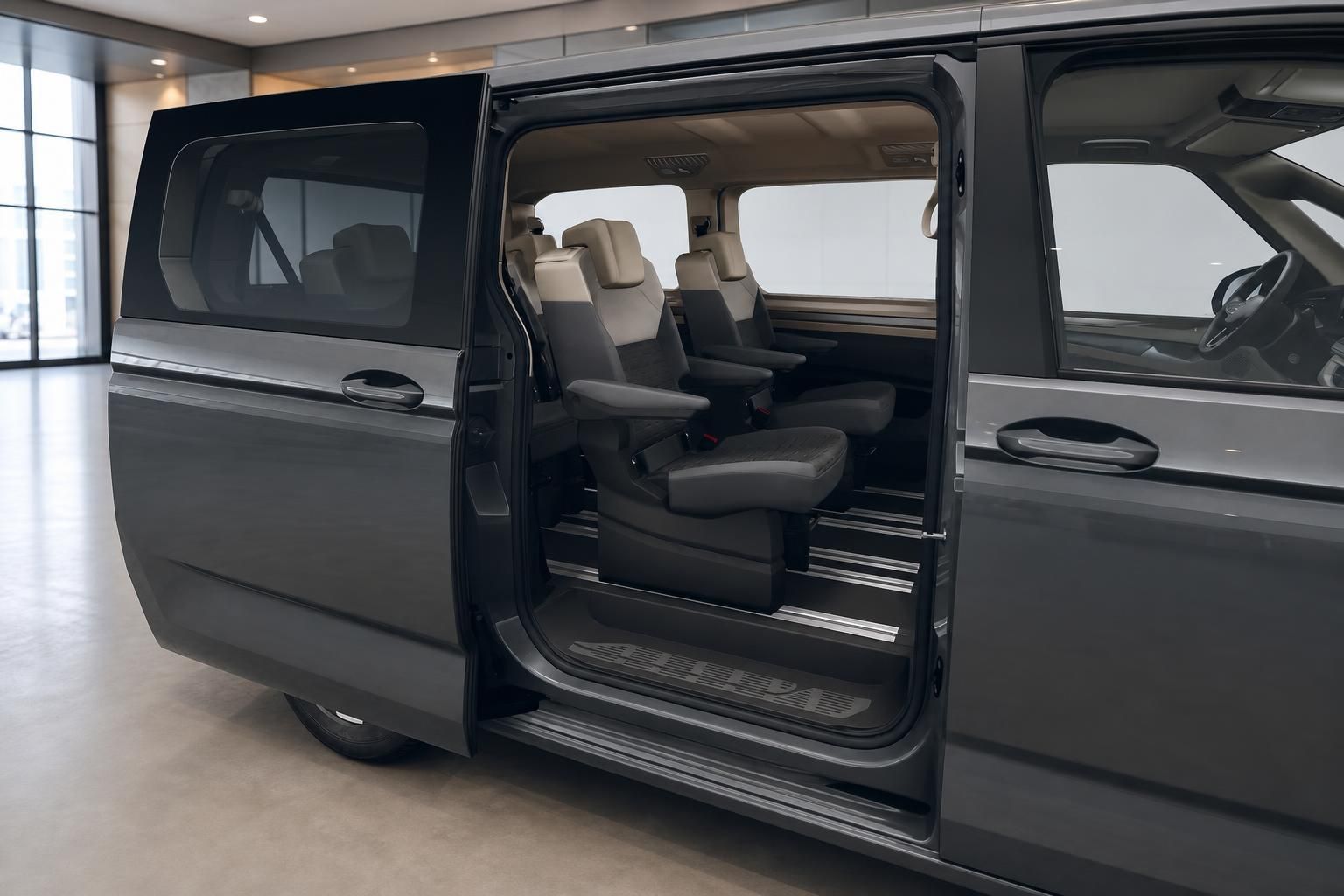 VW Multivan mit geöffneter Schiebetür und Blick auf Innenraum und Sitze