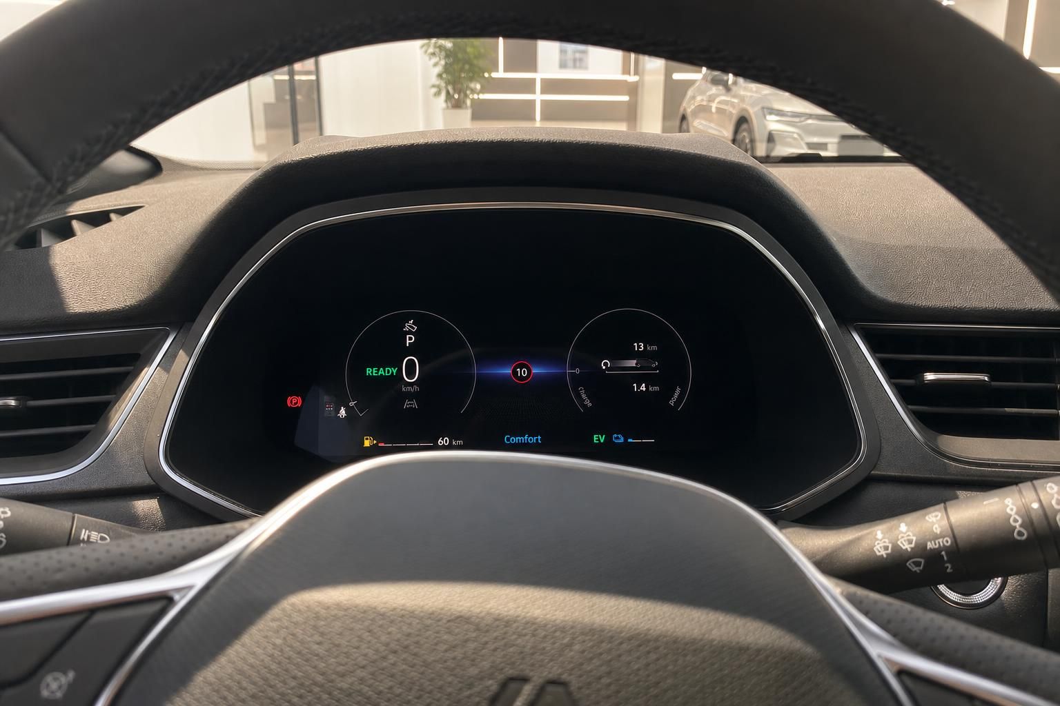 Digitales Kombiinstrument mit Fahrmodus Comfort im Elektrofahrzeug