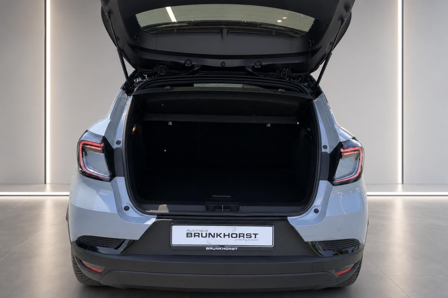 Geoeffneter Kofferraum eines grauen Elektro-SUV mit viel Stauraum