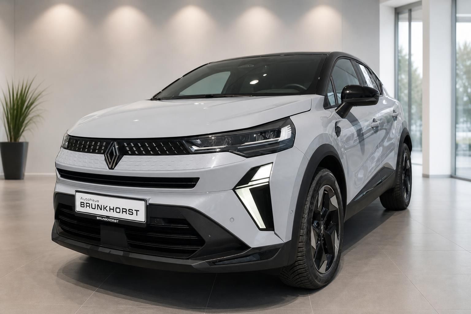 Renault Captur Frontansicht weiß mit schwarzem Dach im Showroom