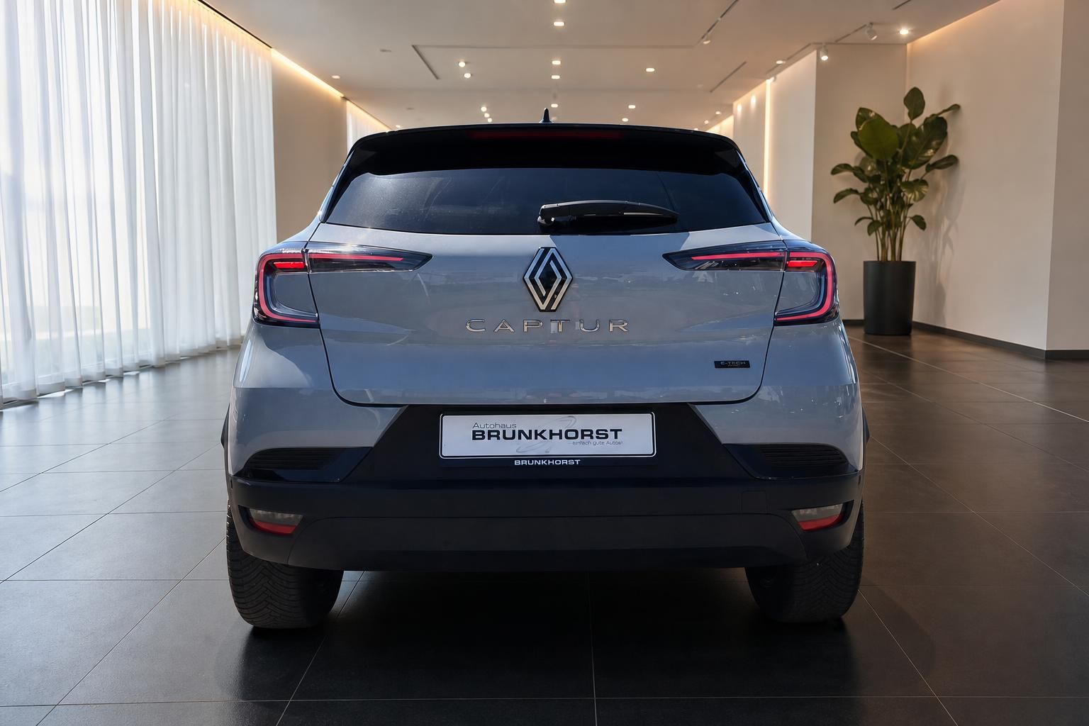 Renault Captur E-Tech Heckansicht in silber im Autohaus Brunkhorst