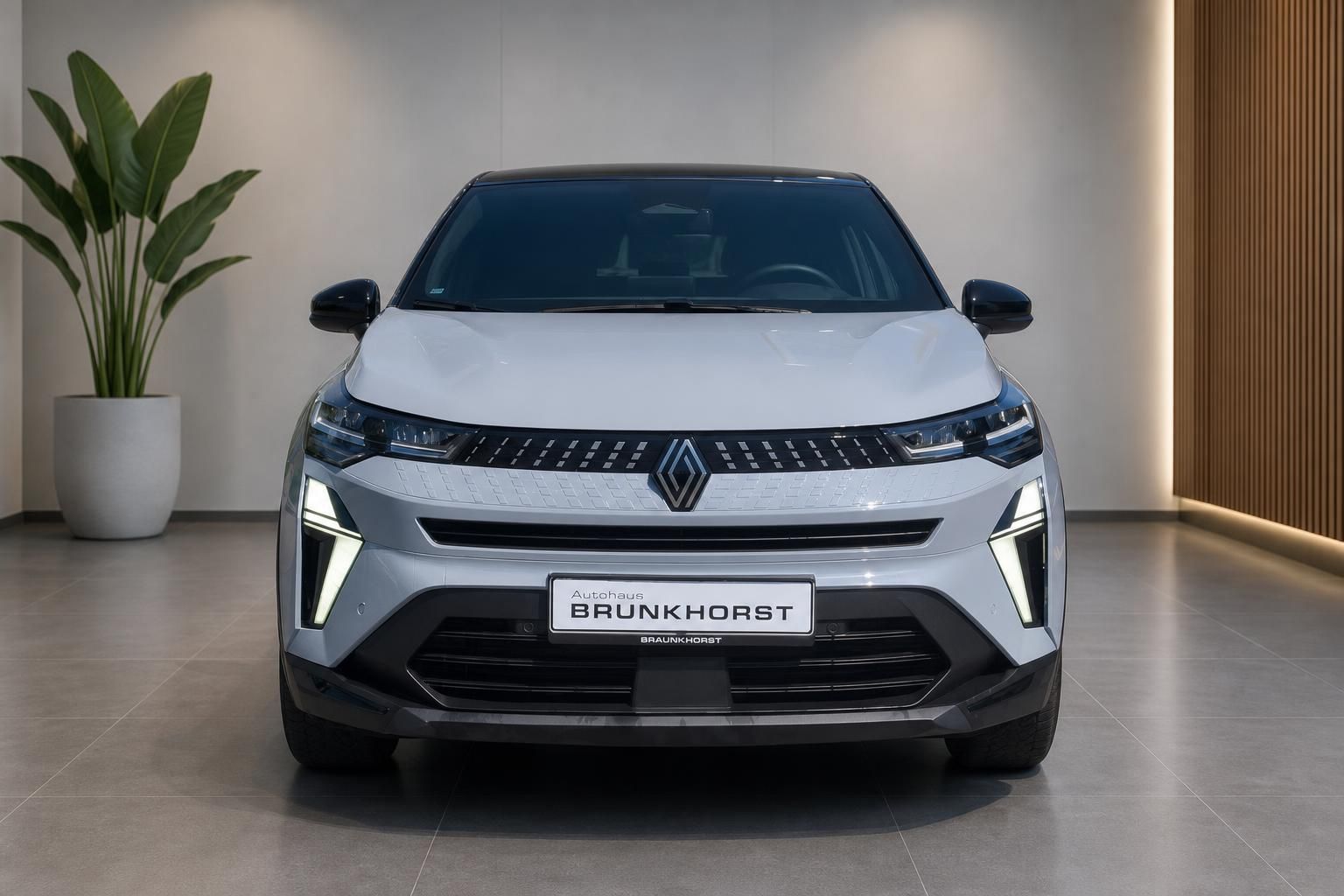 Renault SUV Frontansicht weiß mit LED-Scheinwerfern im Showroom