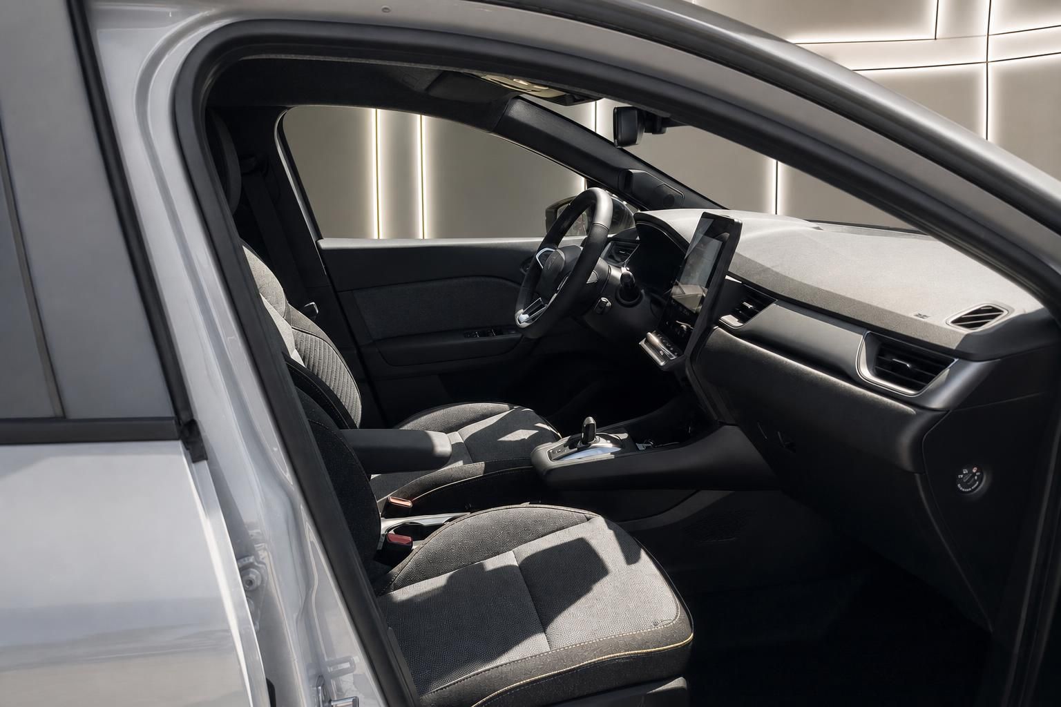 Blick in Renault Fahrerkabine mit Vordersitzen und Mittelkonsole