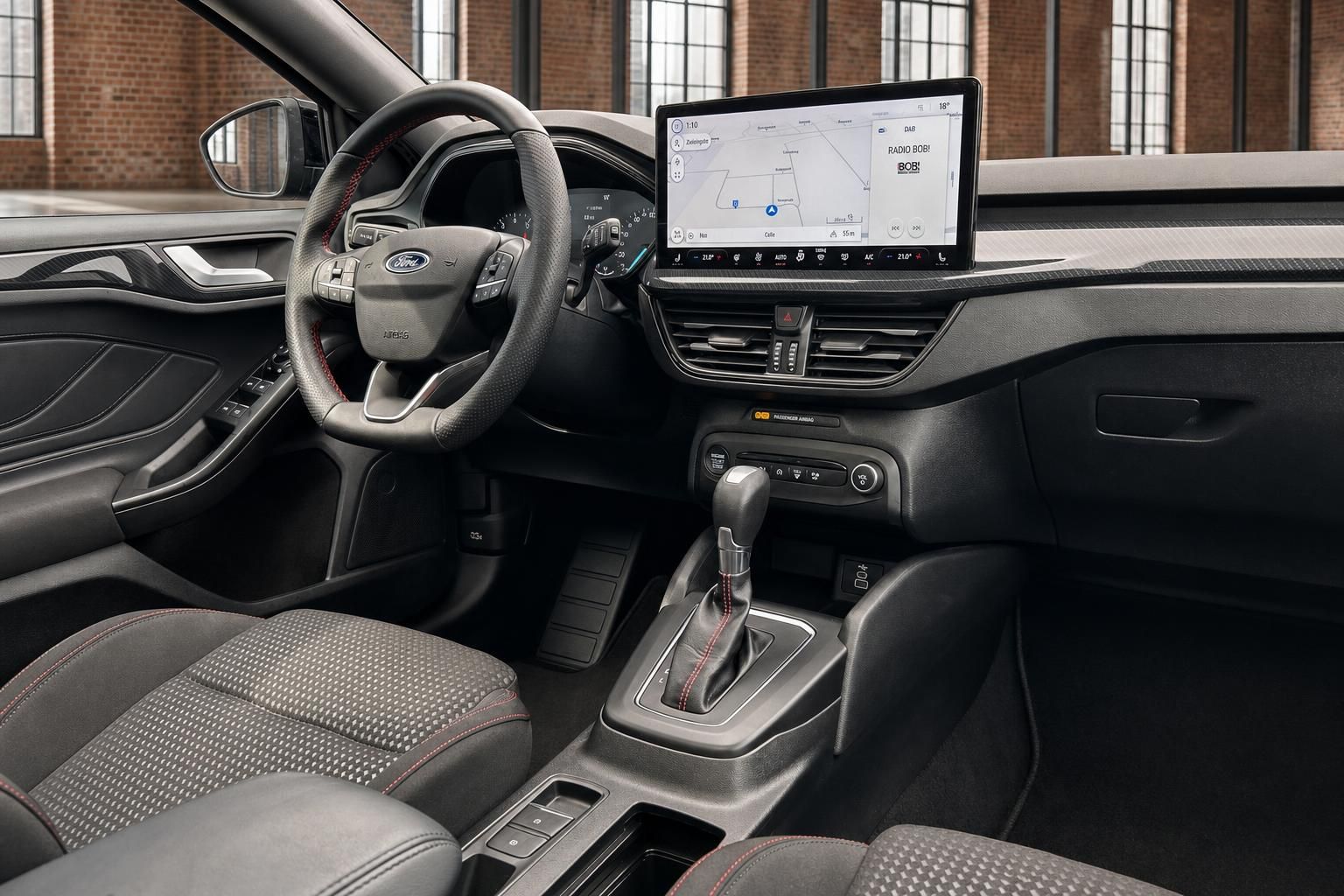 Ford Armaturenbrett mit Infotainment Display und Automatikgetriebe