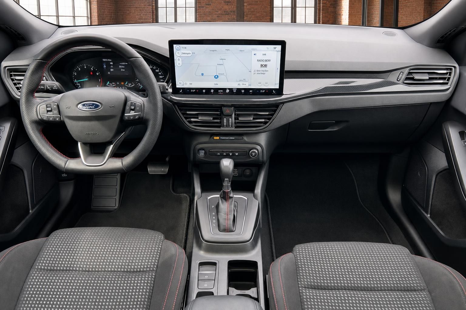 Ford Cockpit mit Touchscreen Navigation und Sportlenkrad Innenansicht