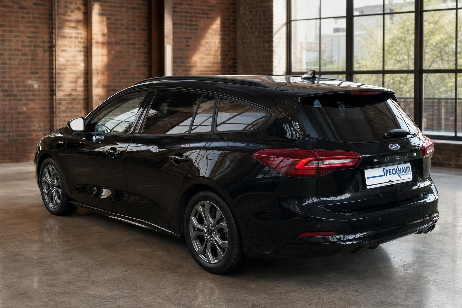 Ford Focus Turnier schwarz Heckansicht seitlich mit Alufelgen