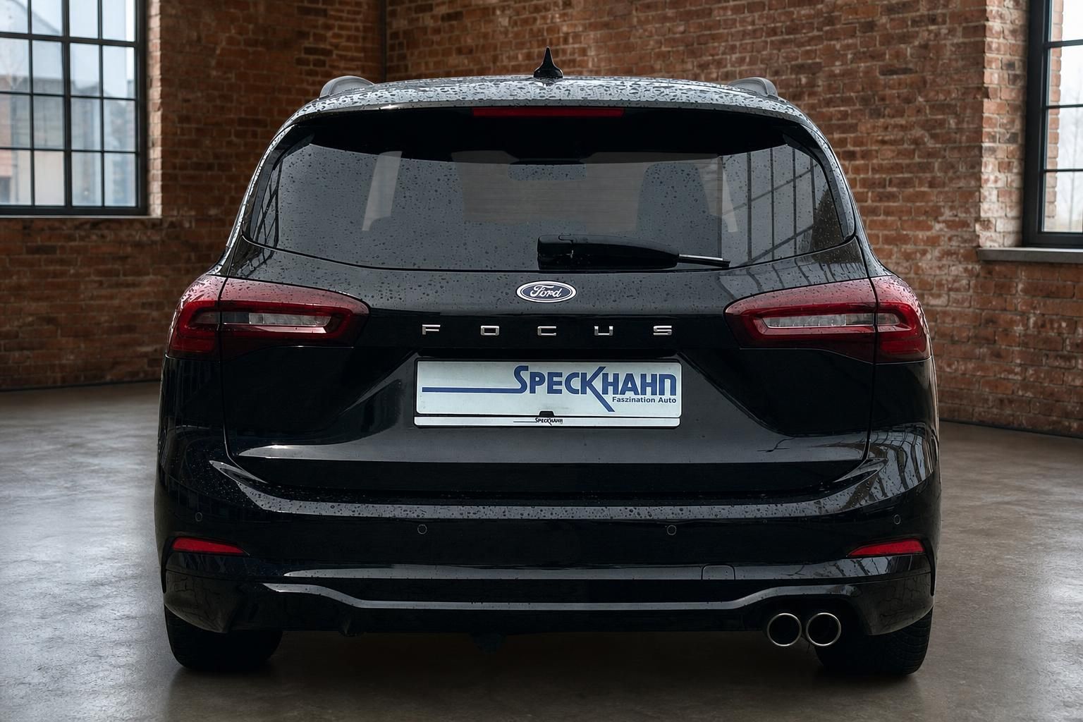 Ford Focus schwarz direkte Heckansicht mit Doppelendrohr