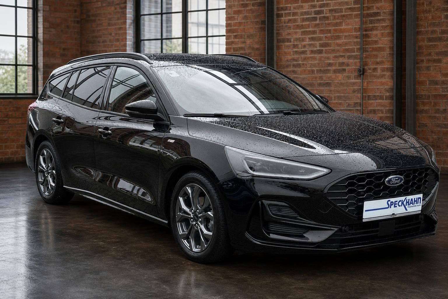 Ford Focus Turnier schwarz Frontansicht schraeg in Halle