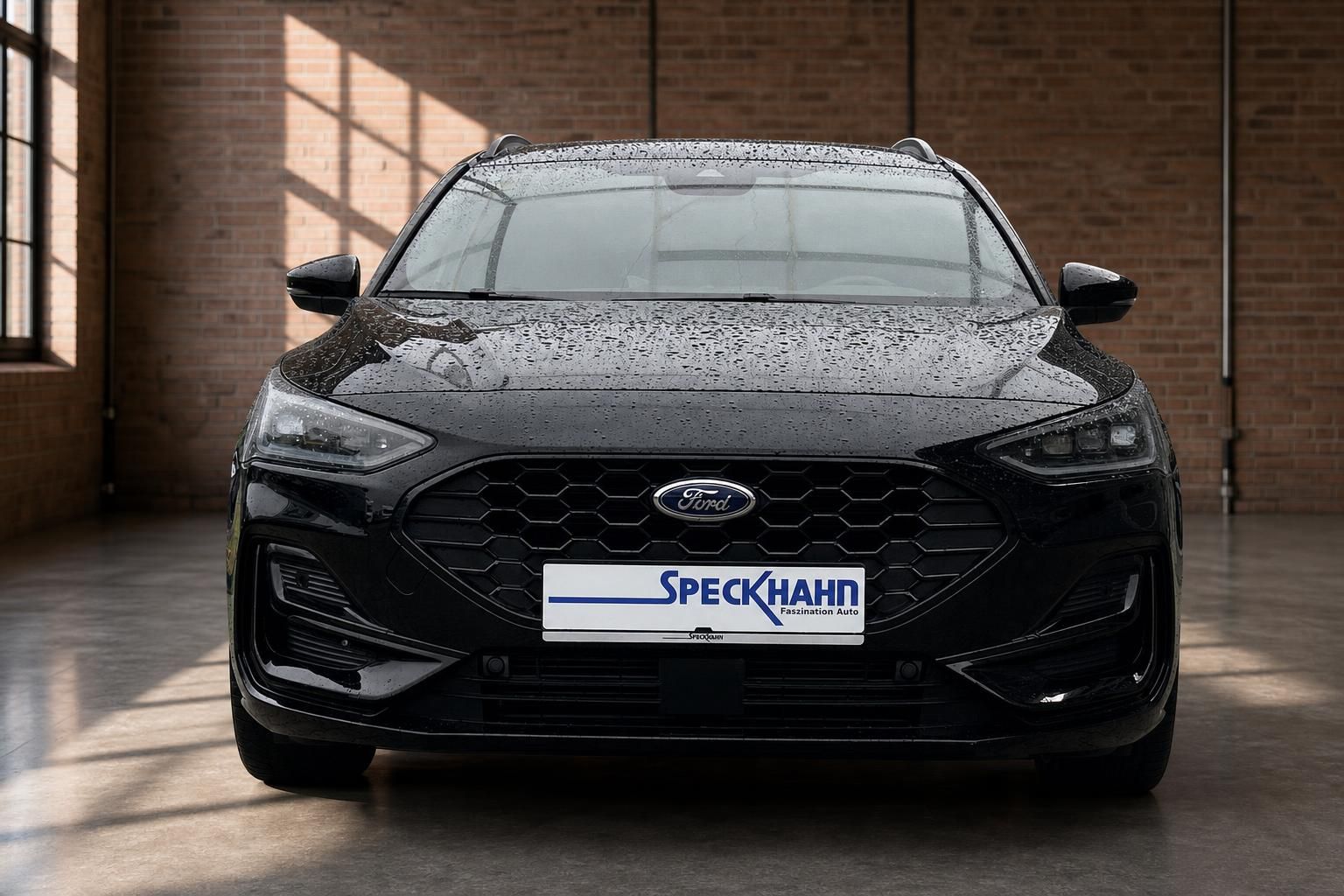 Ford Focus schwarz – Frontansicht mit Kühlergrill und Ford Logo