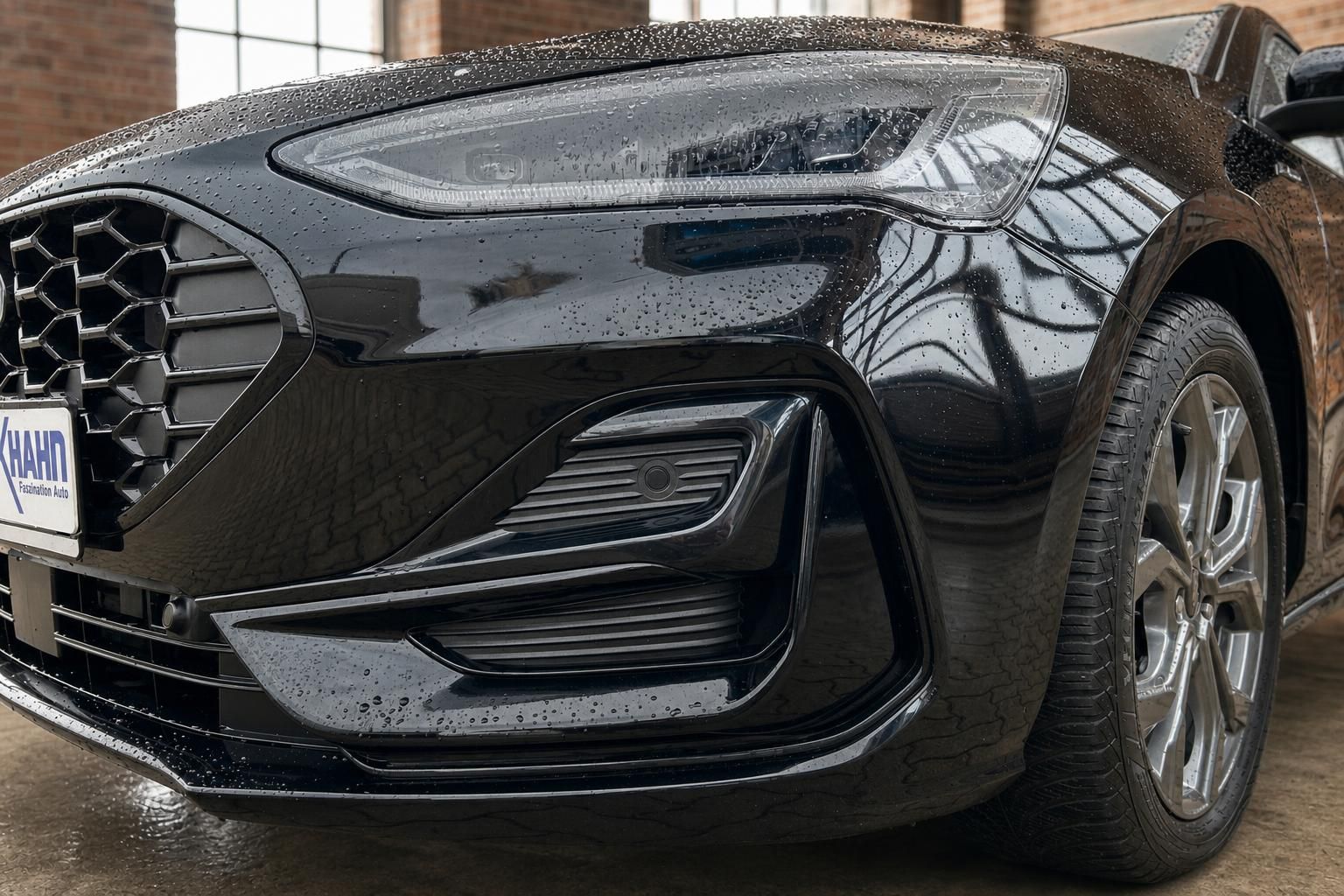 Ford Focus schwarz – Detailansicht Scheinwerfer und Frontstoßstange