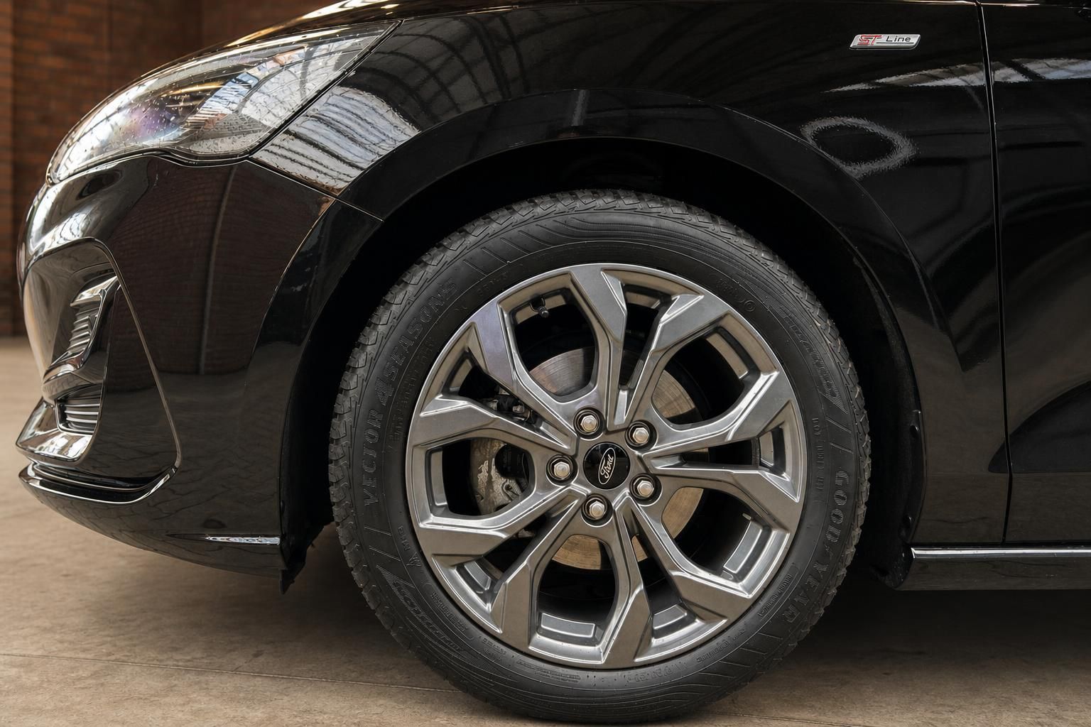 Ford Focus ST-Line schwarz – Detailansicht Felge und Frontschürze