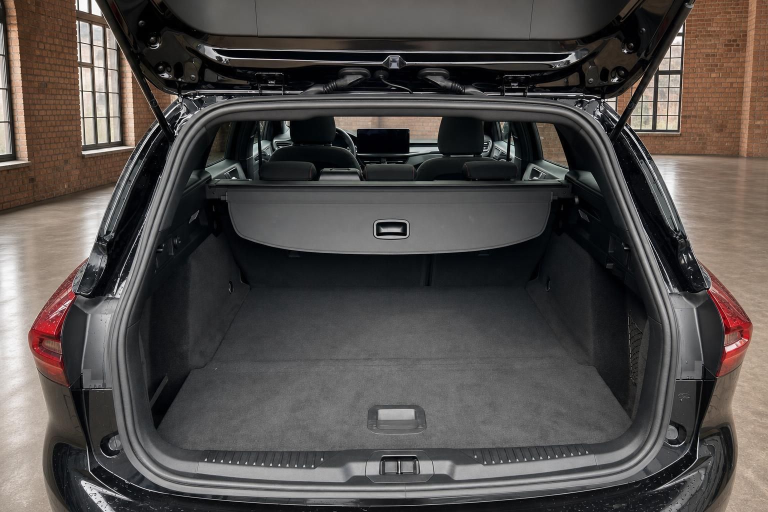 Ford Focus Kombi schwarz – geöffneter Kofferraum mit viel Stauraum