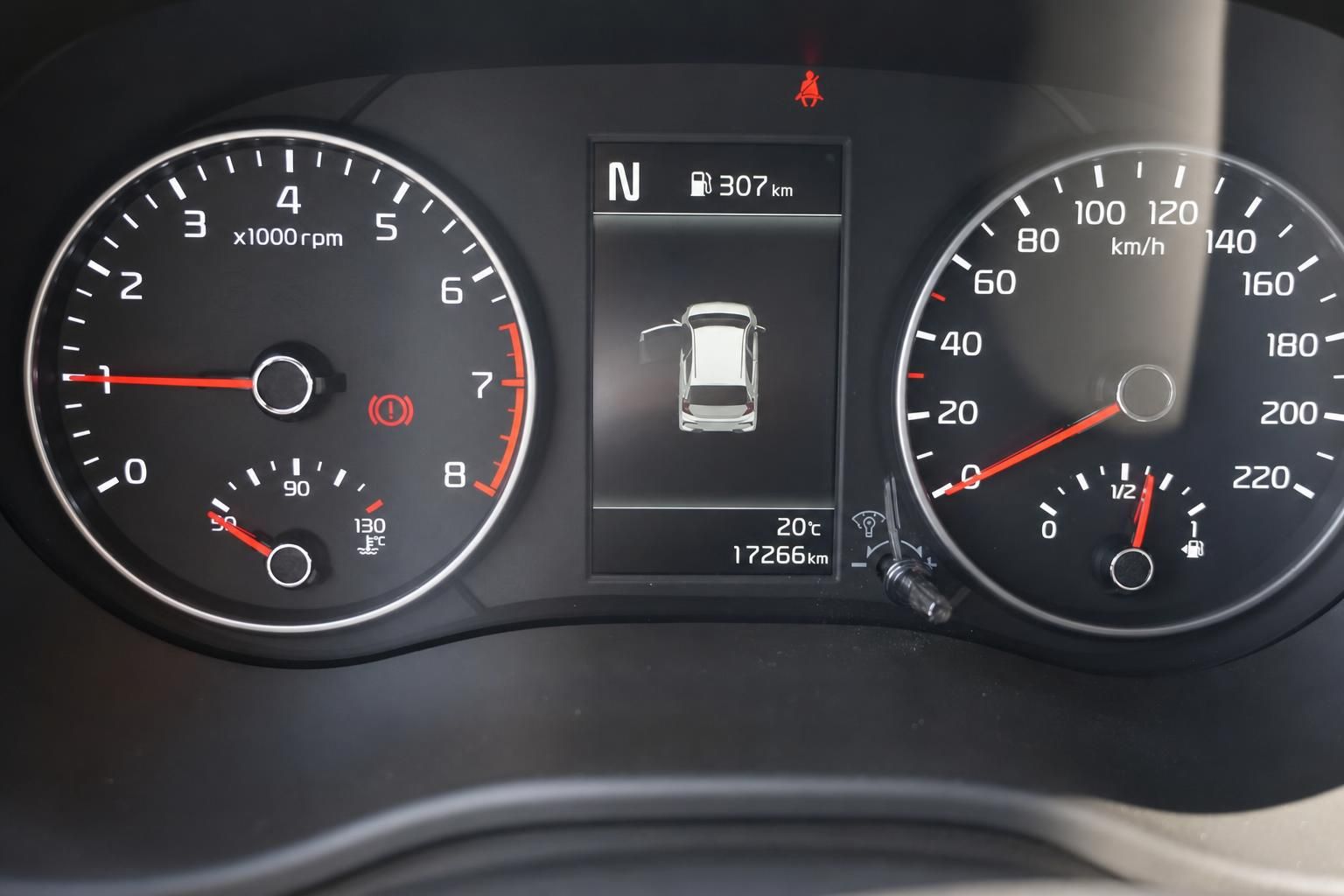 Fahrzeug Tacho und Drehzahlmesser mit digitalem Display zeigt 17266 km Kilometerstand