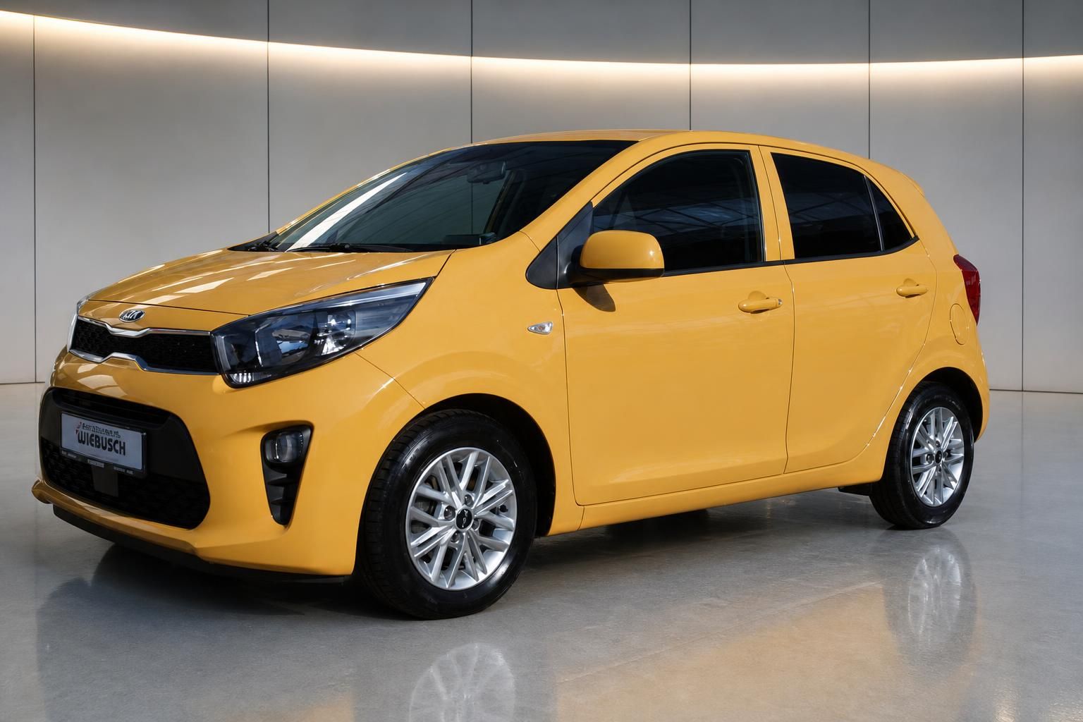 Kia Picanto gelb Schrägansicht von vorne links – 5-türiger Kleinwagen im Studio