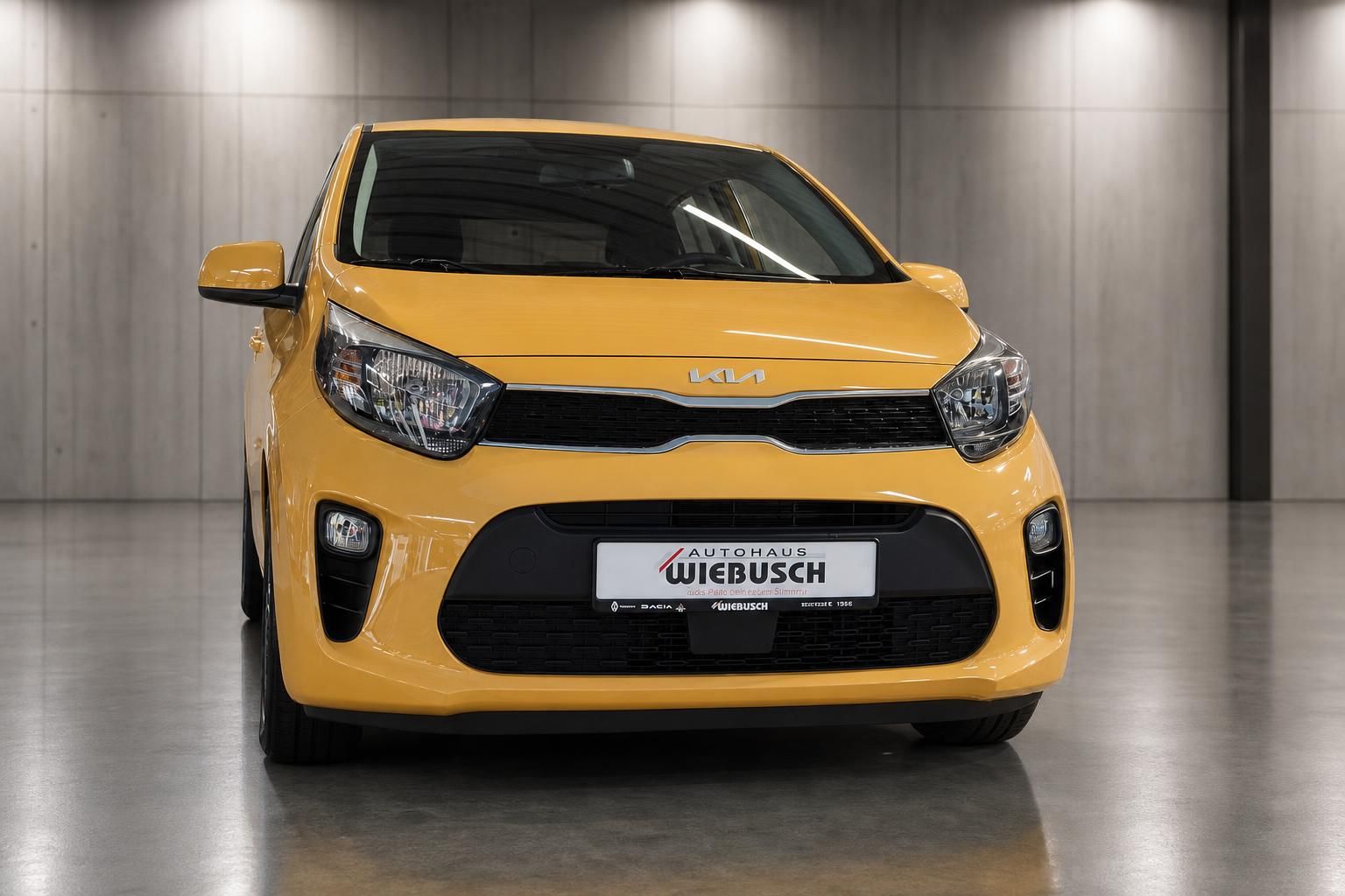 Kia Picanto gelb Frontansicht im Showroom – Kleinwagen bei Autohaus Wiebusch