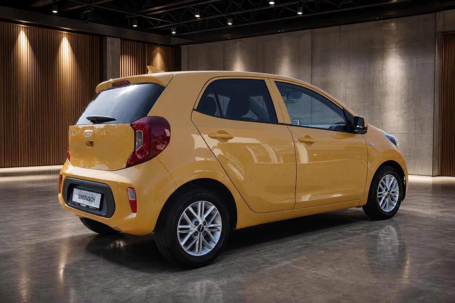 Kia Picanto gelb Heck- und Seitenansicht im Autohaus – kompakter Stadtflitzer