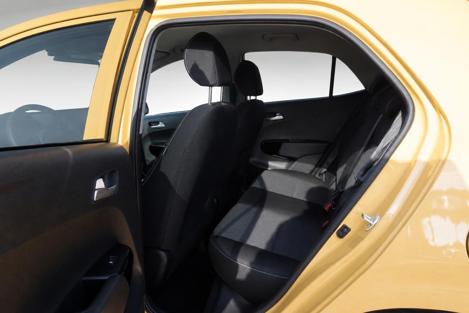 Kia Picanto Rücksitzbank schwarz mit Kopfstützen und weißen Kontrastnähten