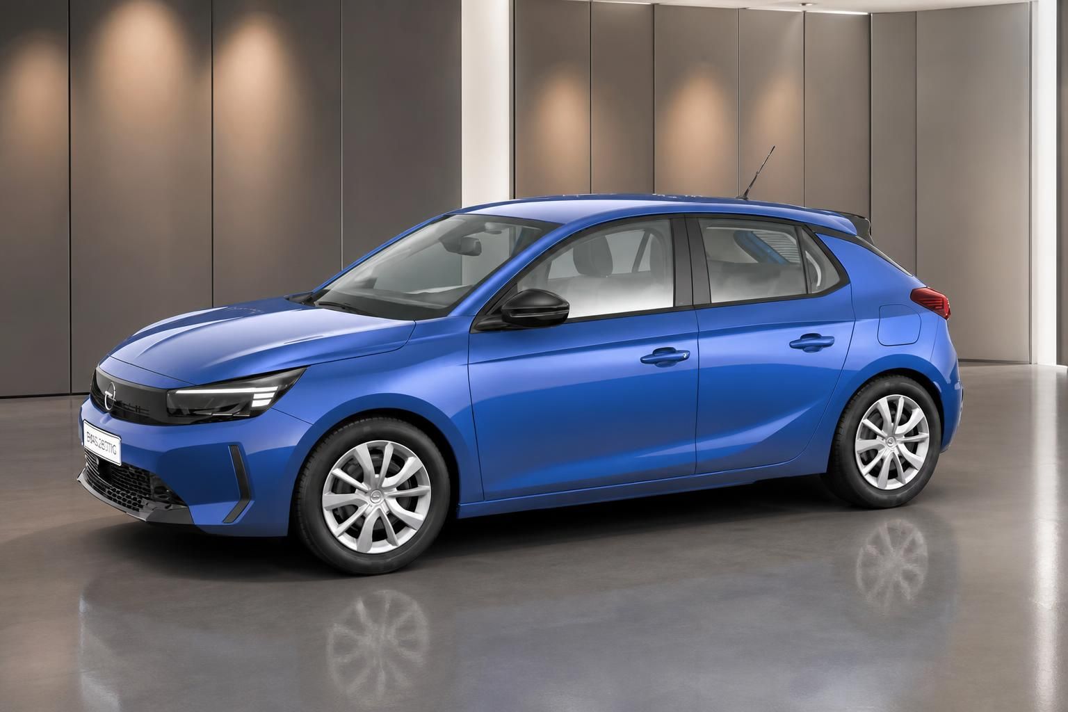 Opel Corsa Electric blau, Seitenansicht im Showroom