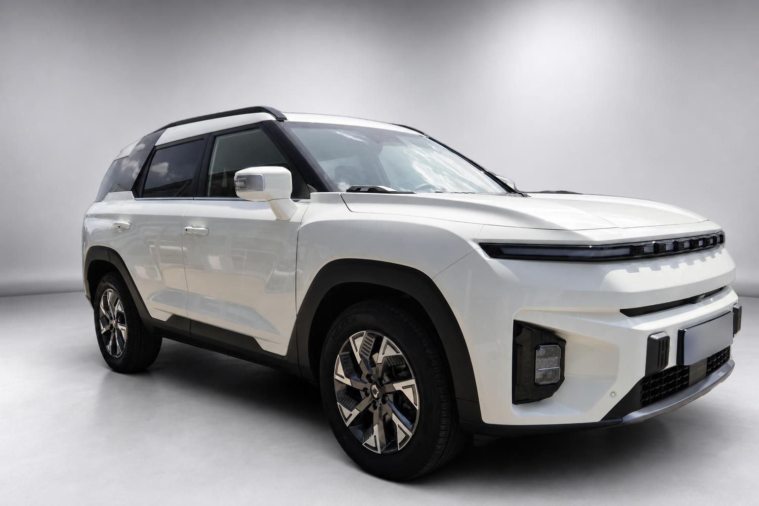 Weißes SUV Frontansicht schräg im Fotostudio