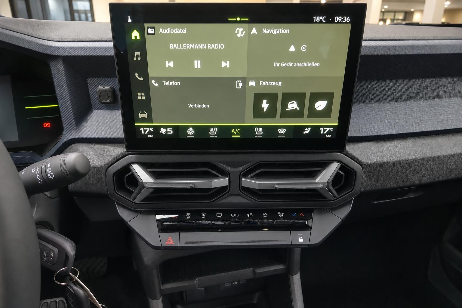Fahrzeug-Infotainment-Touchscreen mit Navigation, Audio und Klimasteuerung im Innenraum