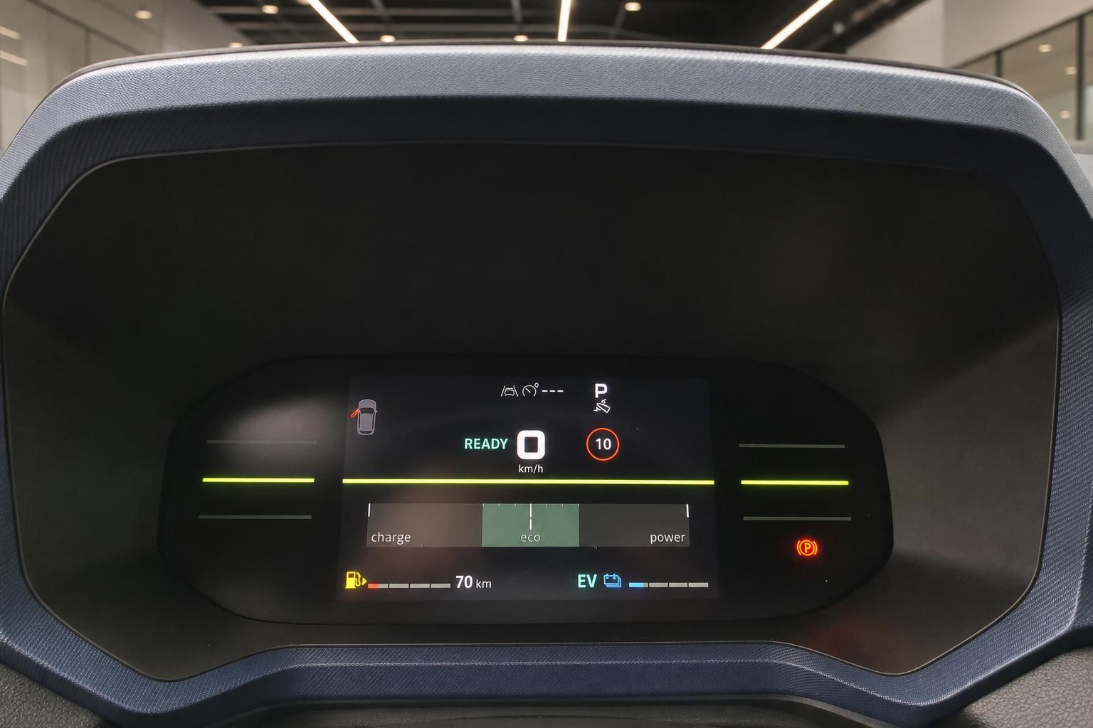 Digitales Kombiinstrument eines Hybrid-Fahrzeugs mit Eco-Modus, EV-Anzeige und 70 km Reichweite