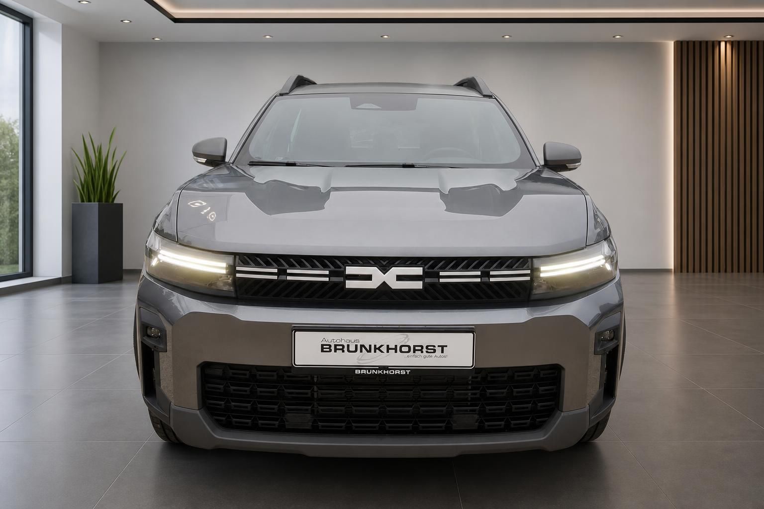 Dacia Bigster grau Frontansicht im Autohaus – SUV Neufahrzeug Frontdesign