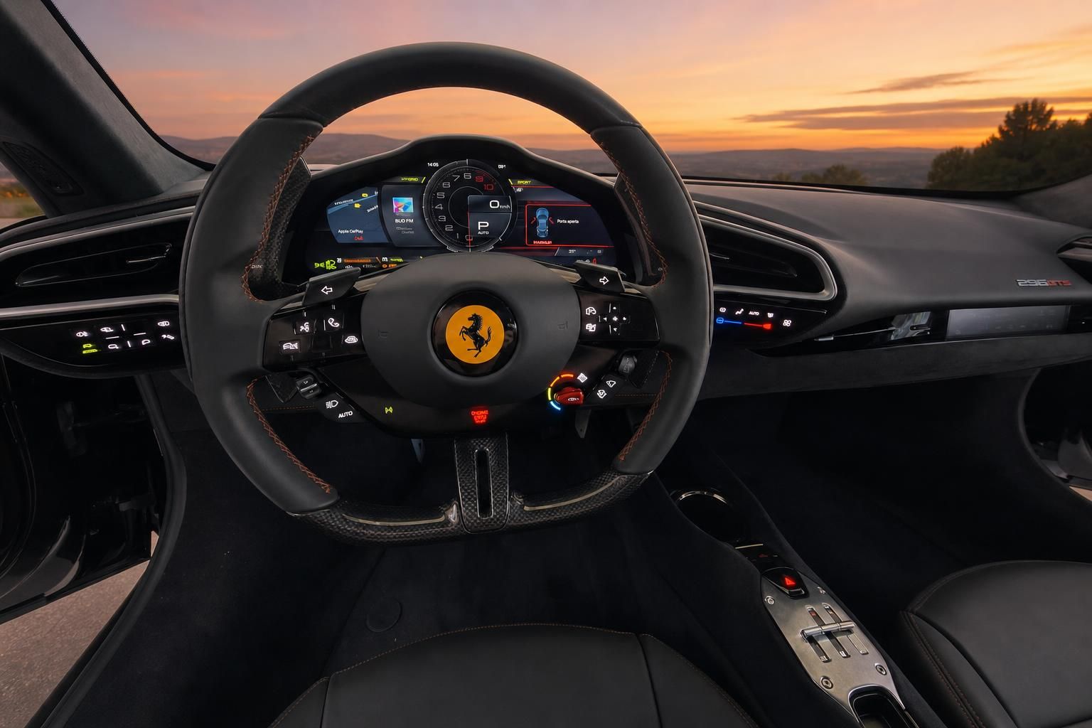 Ferrari Cockpit mit digitalem Tacho, Lenkrad und Ferrari-Logo bei Sonnenuntergang