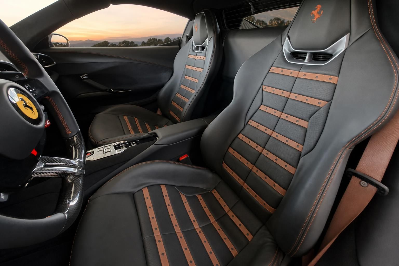 Ferrari Innenraum mit schwarzen Ledersitzen und kupferfarbenen Akzenten bei Sonnenuntergang